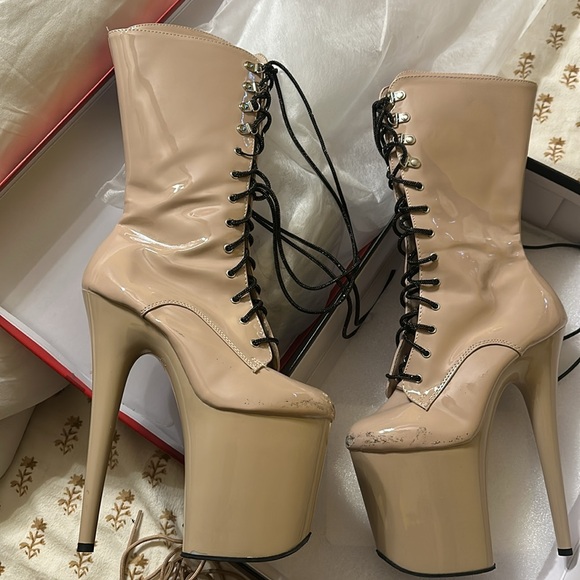 Pleaser: Nude patent leather calf height boot - Picture 6 of 10